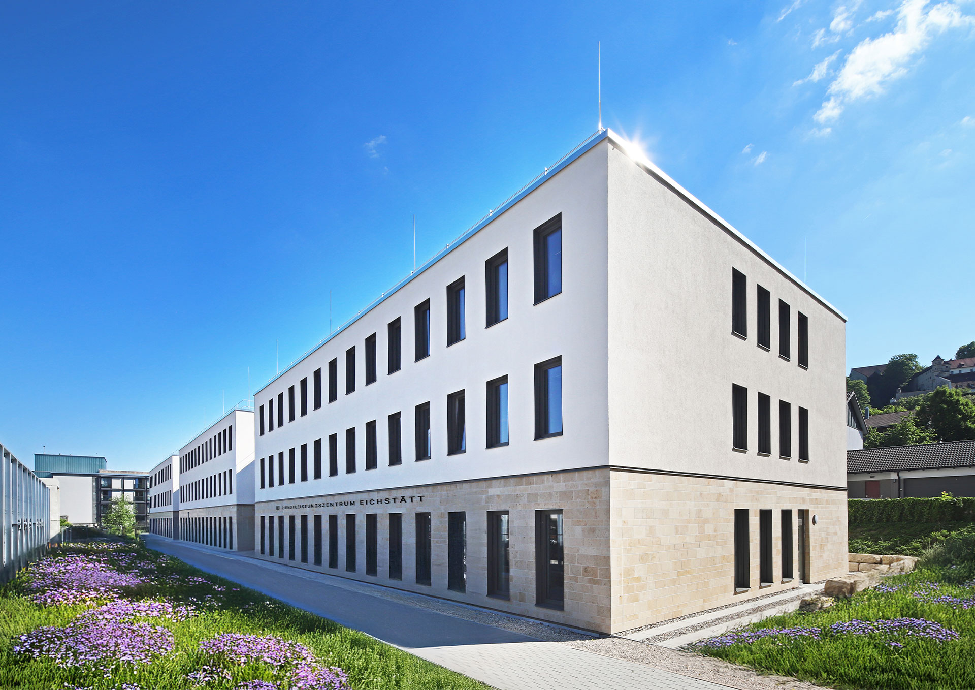 Wohn_ und Geschäftsgebäude mit Fahrradstation