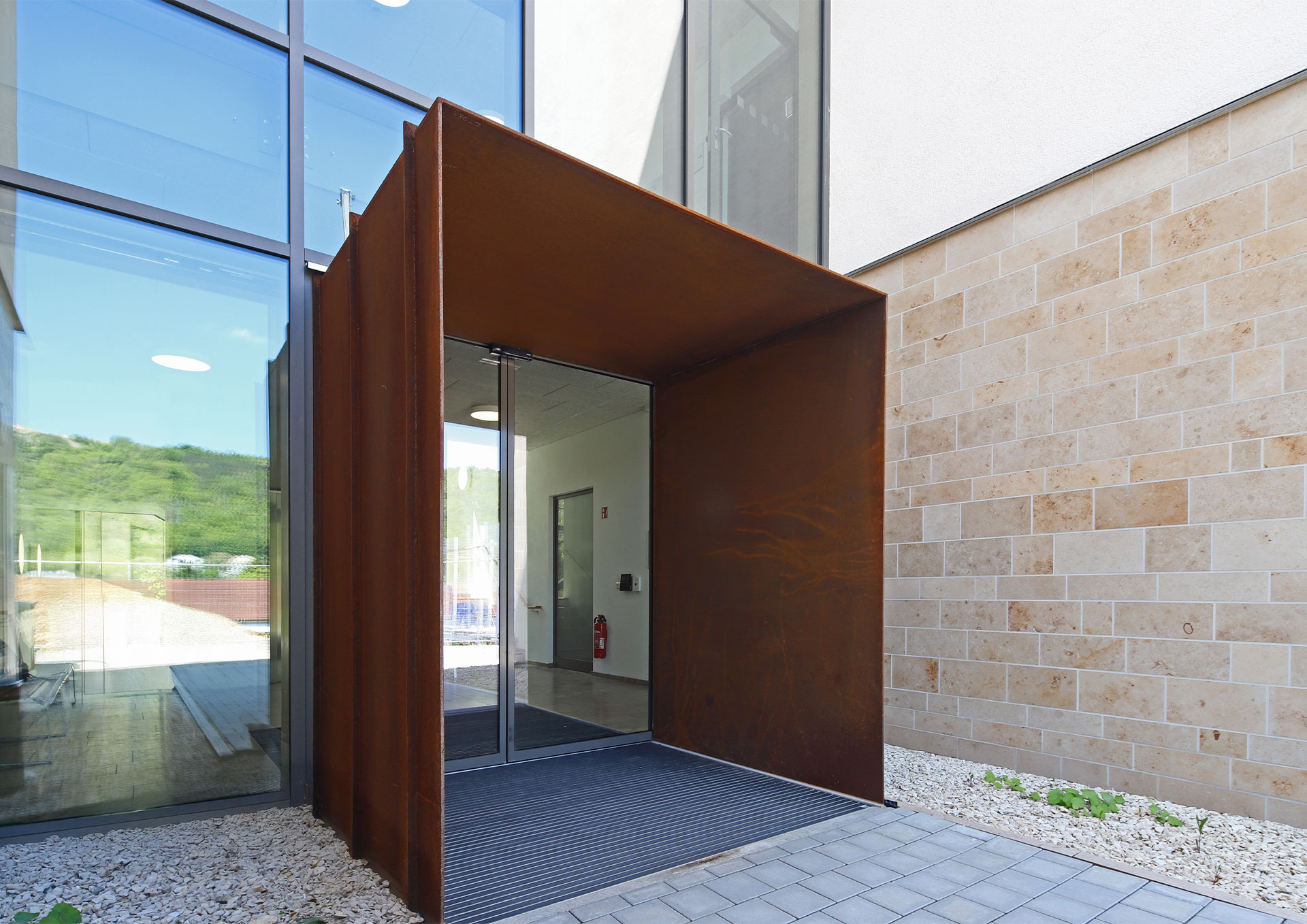 Wohn_ und Geschäftsgebäude mit Fahrradstation