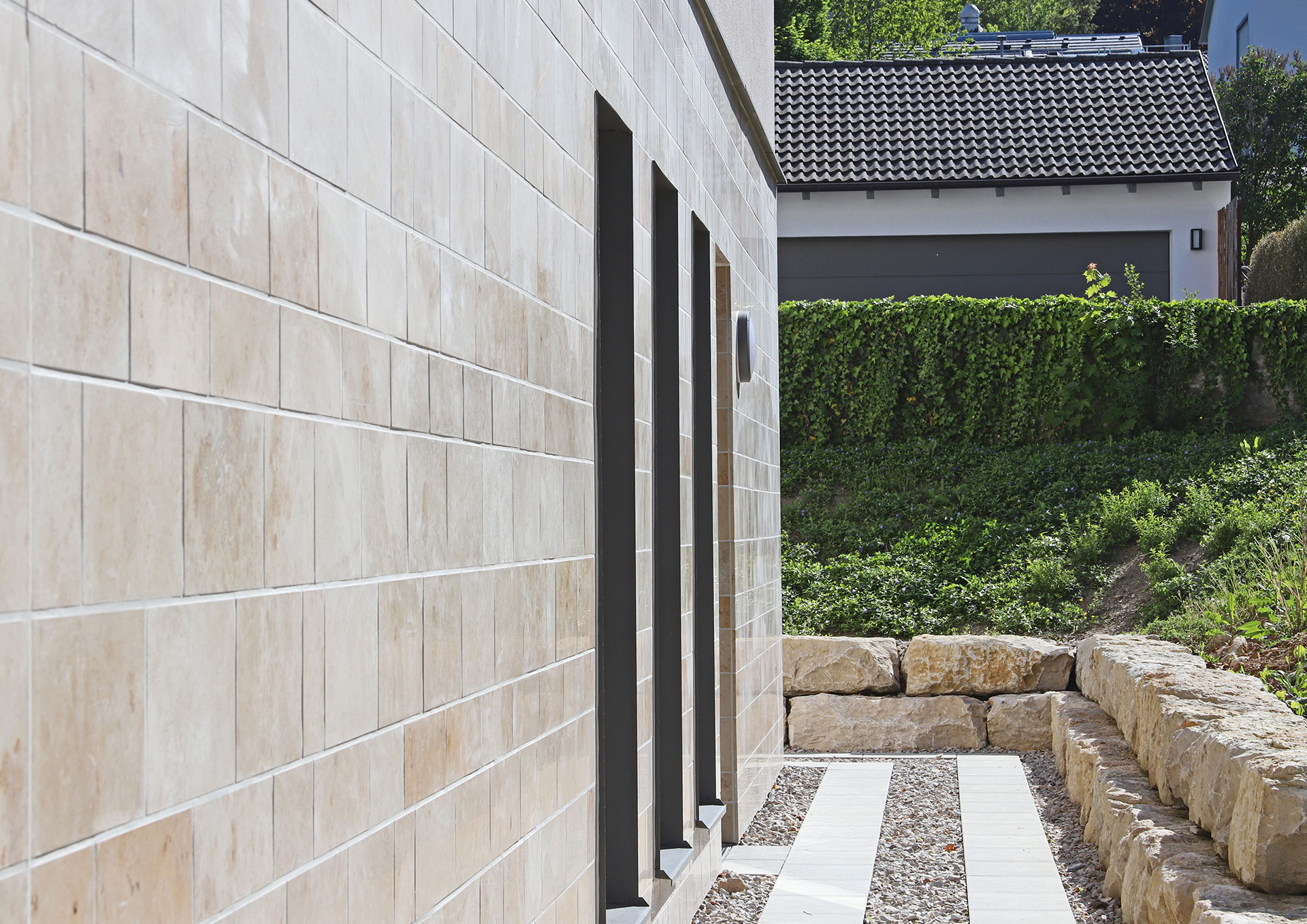 Wohn_ und Geschäftsgebäude mit Fahrradstation