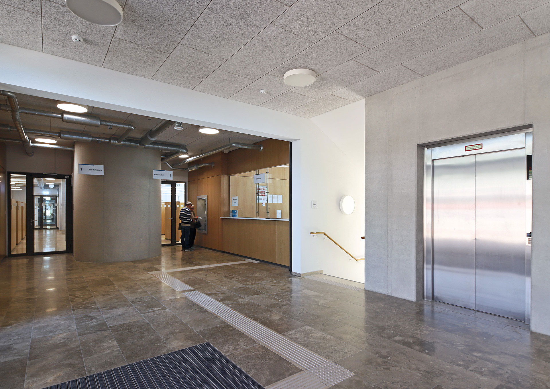 Wohn_ und Geschäftsgebäude mit Fahrradstation