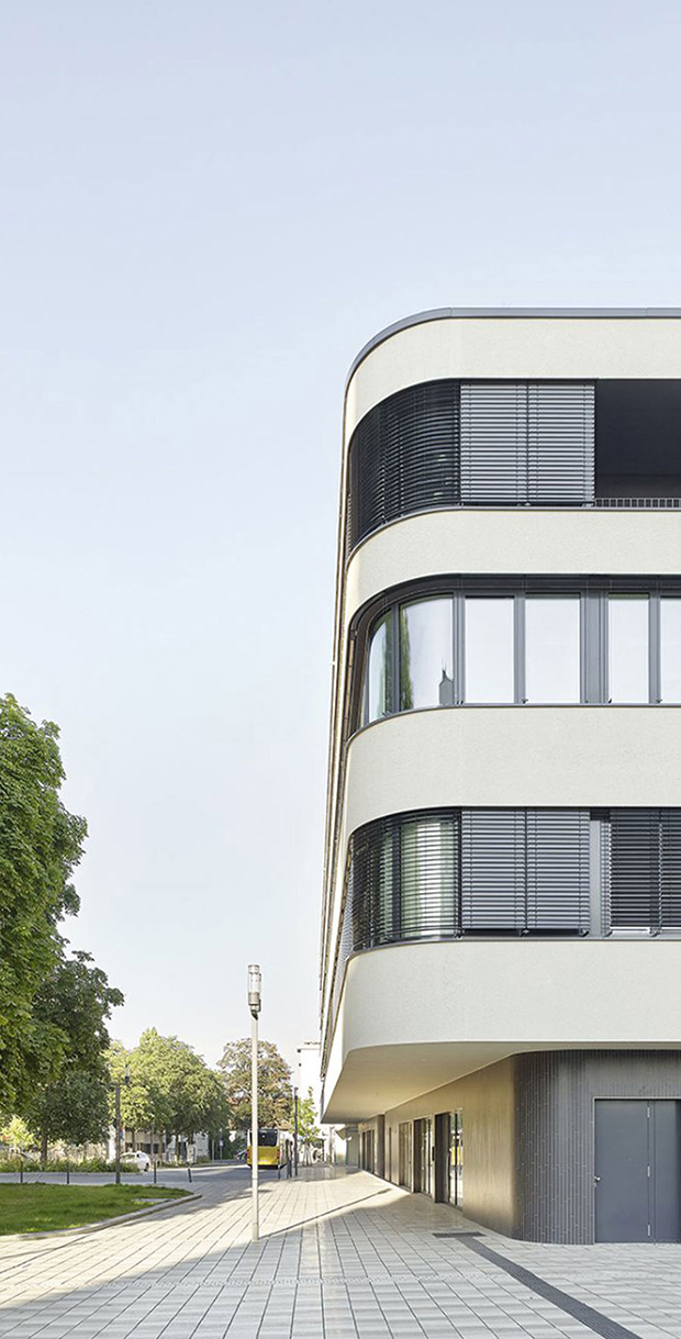 Wohn_ und Geschäftsgebäude mit Fahrradstation